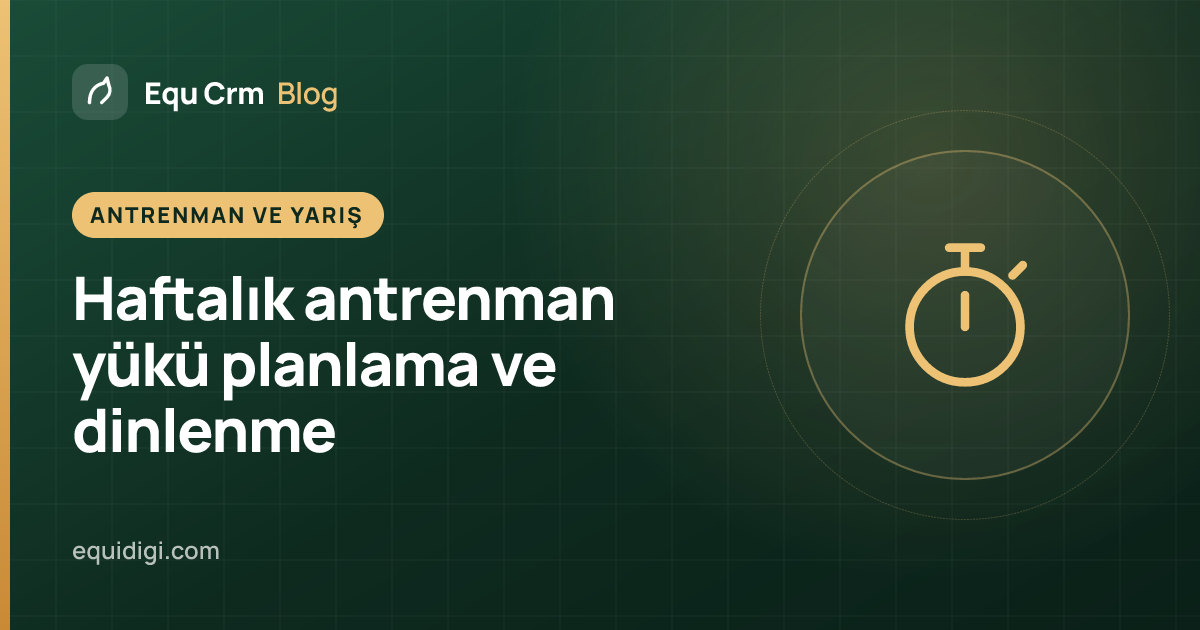 Kapak görseli: kumlu manejde tırısta çalışan bir binici ve at (Equ Crm blog)